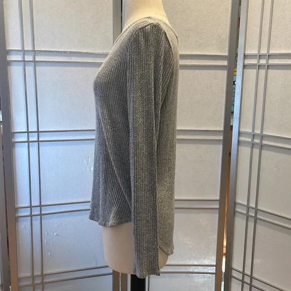 *Old Navy Long Sleeved Gray Ribbed Top Size M - Picture 4 of 4